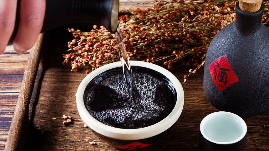 白酒应该“热着喝”还是“凉着喝”?区别很大,弄懂再喝好处多!